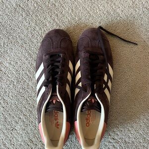 Adidas Women’s Shadow Dark Brown and White Sneakers, NWOT never worn